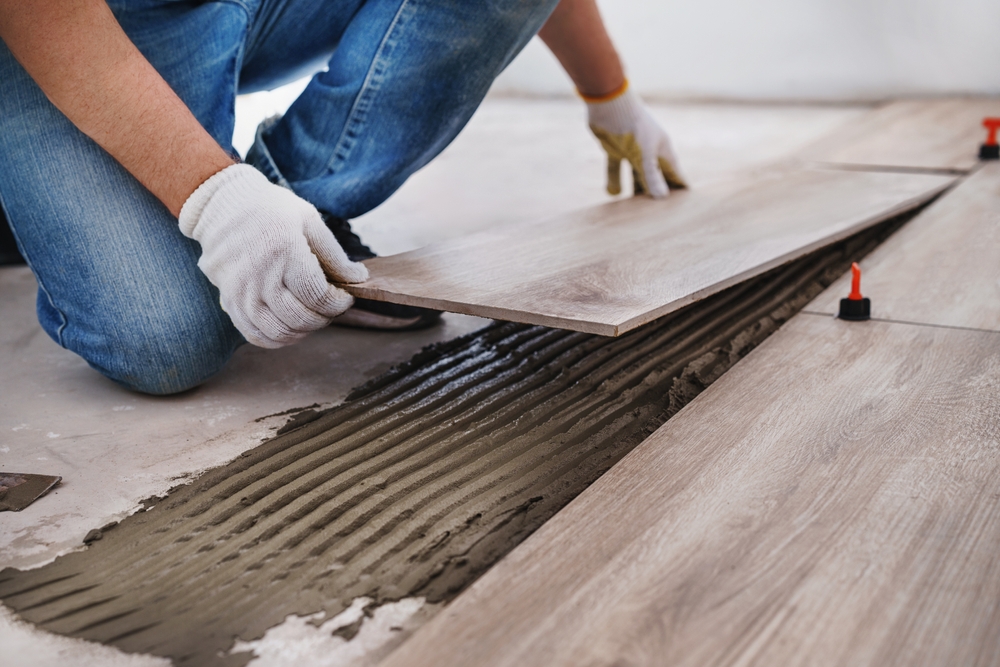 Laying,Tiles,Concept.,Tiler,,Spatula,And,Glue,When,Laying,Tiles